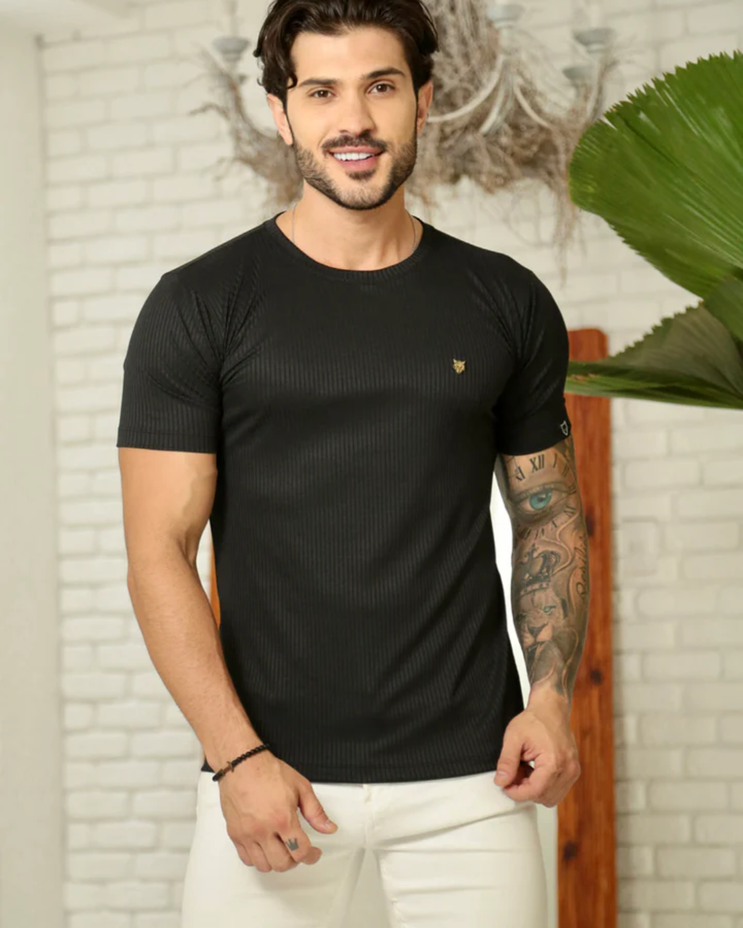 Camiseta Premium de Tejido Canelado con Distintivo Metálico