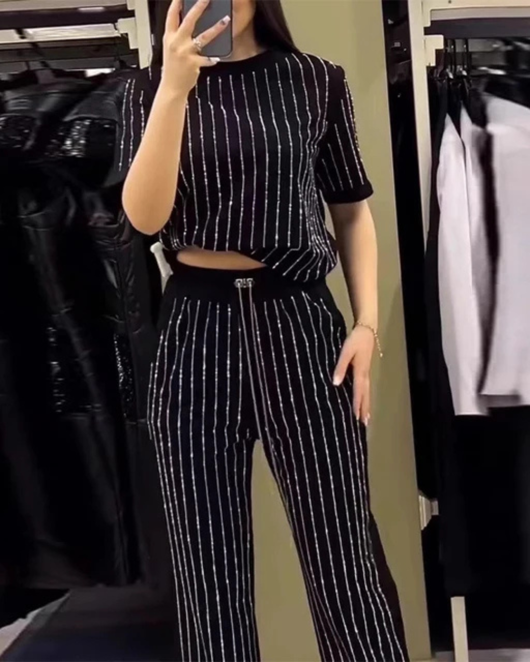 Conjunto casual de duas peças com calças e camisa de manga curta