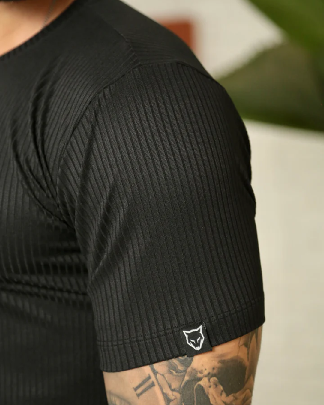 Camiseta Premium de Tejido Canelado con Distintivo Metálico