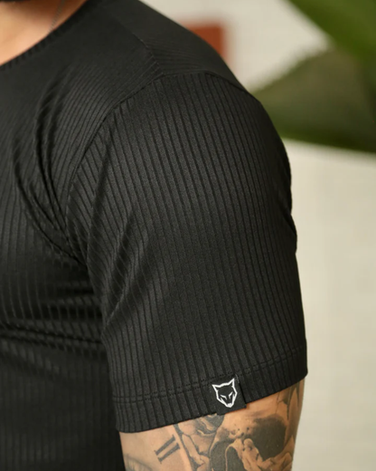 Camiseta Premium de Tejido Canelado con Distintivo Metálico