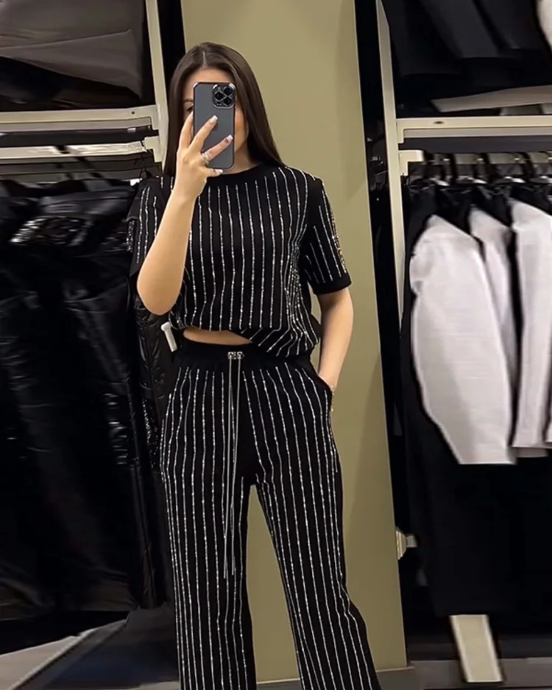 Conjunto casual de duas peças com calças e camisa de manga curta