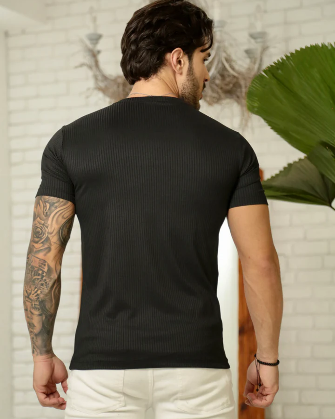 Camiseta Premium de Tejido Canelado con Distintivo Metálico