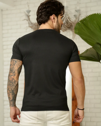 Camiseta Premium de Tejido Canelado con Distintivo Metálico