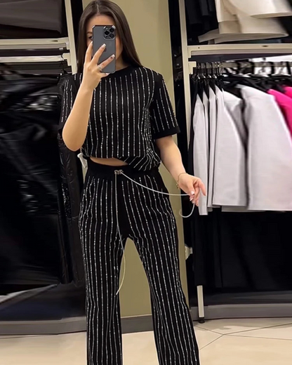 Conjunto casual de duas peças com calças e camisa de manga curta