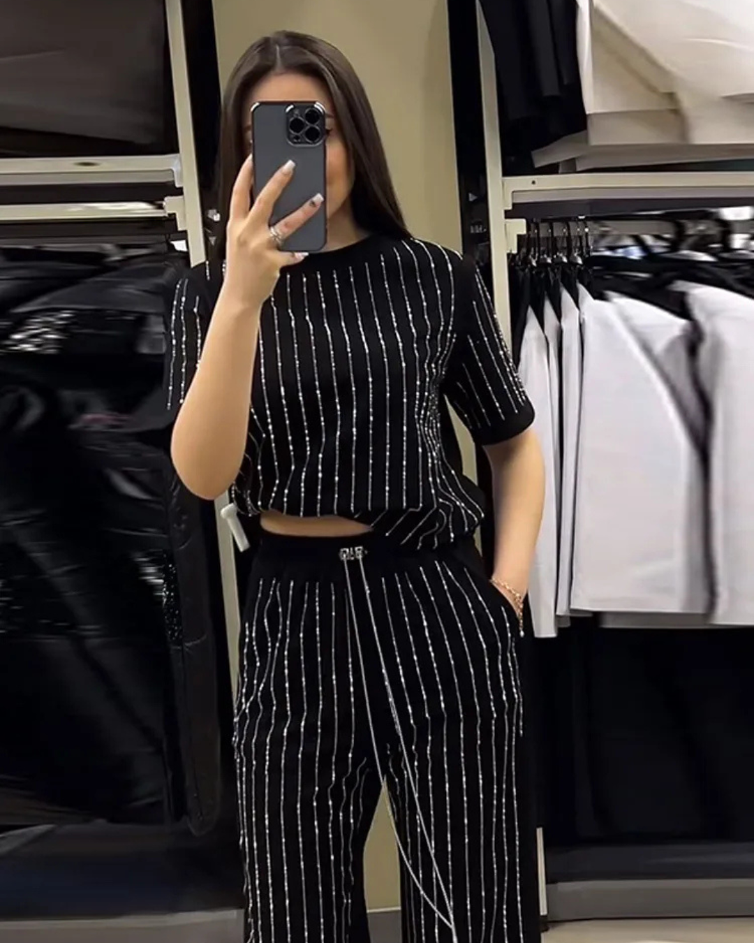 Conjunto casual de duas peças com calças e camisa de manga curta