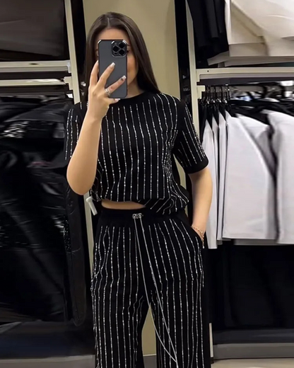 Conjunto casual de duas peças com calças e camisa de manga curta